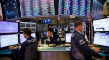 Imagen de El riesgo país tocó un mínimo de 422 puntos este martes 16 y frena la baja al mediodía