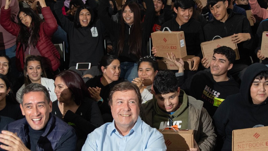 El gobernador Alberto Weretilneck encabezó la entrega en Viedma. (Gentileza).