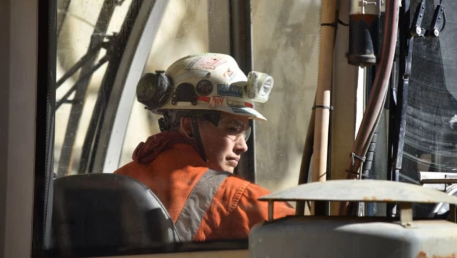 las profesionales santacruceñas ganan espacio en la operación de equipos pesados y en las jefaturas técnicas de las principales minas de la provincia. Foto gentileza.