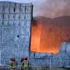 Imagen de Voraz incendio en Cipolletti: el fuego arrasa con un depósito de La Anónima, hay pérdidas totales