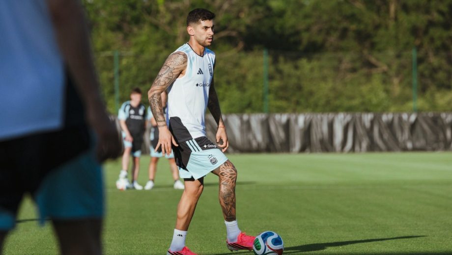 El Cuti Romero ya entrenó a la par. (Foto: @Argentina)