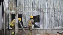 Imagen de Después del incendio: Bomberos apaga los últimos focos y avanzan las pericias en el deposito de Cipolletti