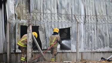 Después del incendio: Bomberos apaga los últimos focos y avanzan las pericias en el deposito de Cipolletti