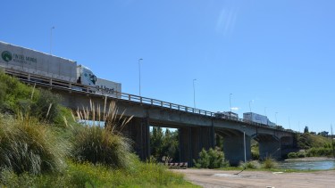 El puente entre Río Colorado y La Pampa presenta daños estructurales, aunque descartan «riesgo de colapso»