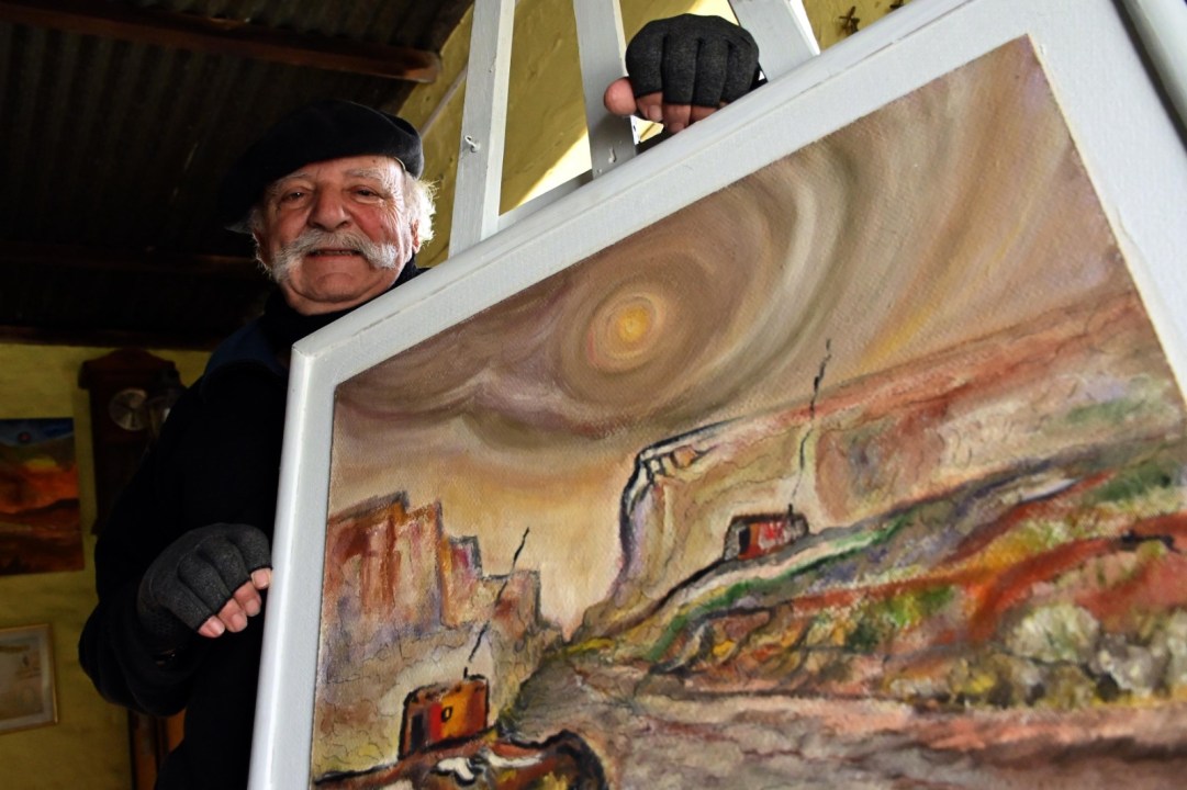 El artista rionegrino lleva décadas retratando el desierto, la cordillera y los colores de la Patagonia. Foto: Marcelo Ochoa.