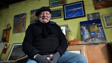 El artista que convirtió los paisajes de la Patagonia en cuadros que hoy recorren el mundo