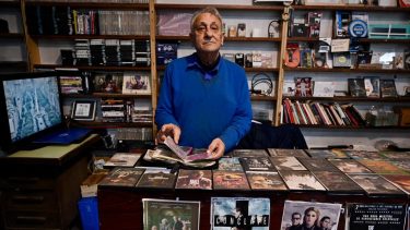 El refugio de los amantes del cine: uno de los últimos videoclubes del país resiste en Bariloche