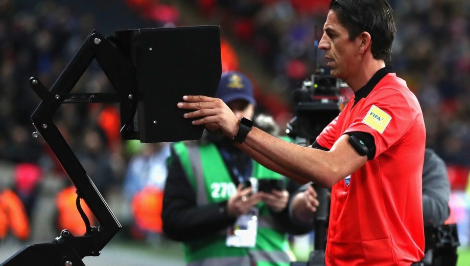 La FIFA innovará con nuevos reglajes arbitrales.