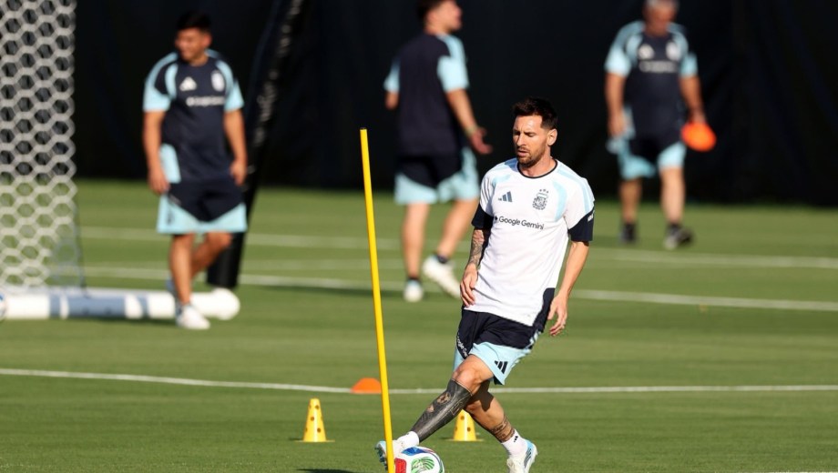 Foto: @InterArg_. El astro argentino se exigió en campo y ya realizó trabajos con pelota. 