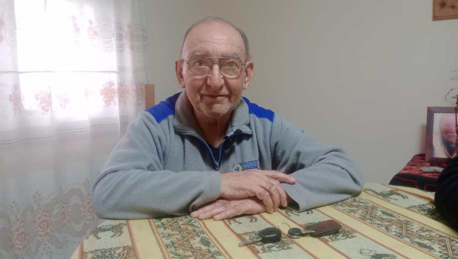Roberto Zamora, en su casa de Río Colorado, es primo hermano del Indio Solari de parte de madre. (Foto: Jorge Tanos)