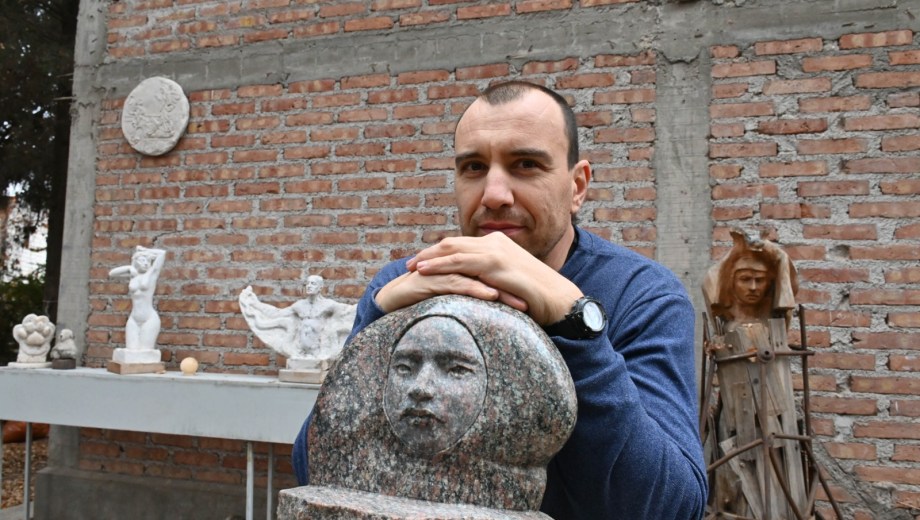 Néstor Confalonieri junto a una de sus obras talladas en granito (Foto: Andrés Maripe)