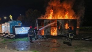 Indignación en Viedma: incendiaron un módulo de reciclaje que había sido intervenido por artistas locales