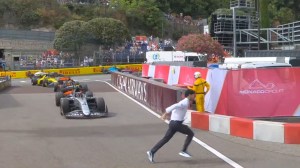 Fórmula 2: el peligroso momento que protagonizó un comisario FIA en plena carrera