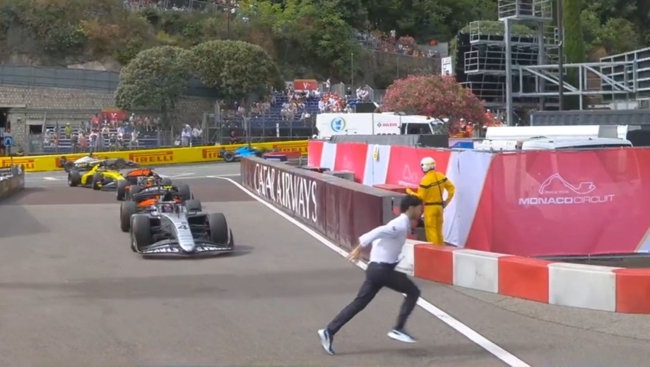 Auxiliar de la FIA y su riesgoso cruce en plena carrera.