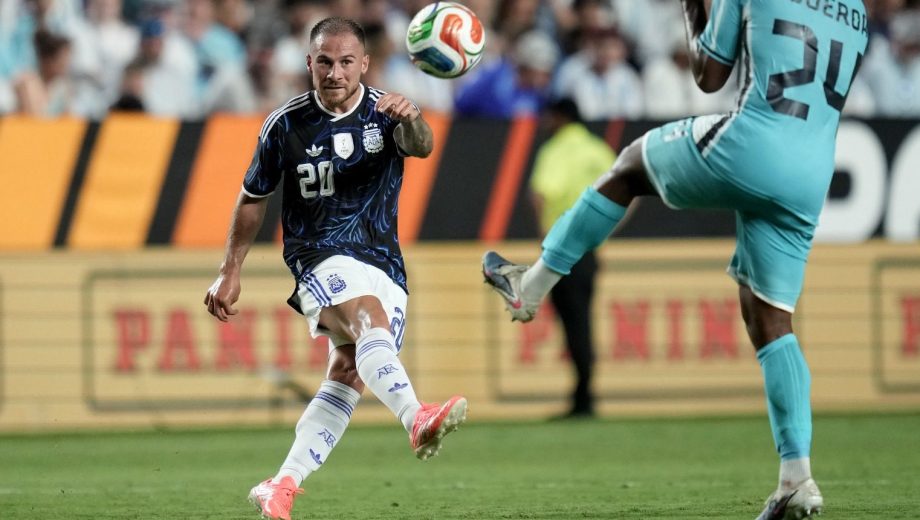 Alexis Mac Allister ingresó desde el banco de suplentes ante Honduras y podría ser titular frente a Islandia. (Foto: Archivo - AP)