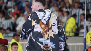 «El campeón» vuelve a la cancha: regresa el buzo viral neuquino para el mundial 2026