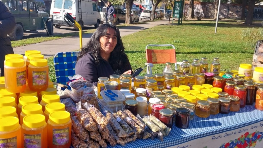 Sandra Beker, apicultora del Valle de Viedma.