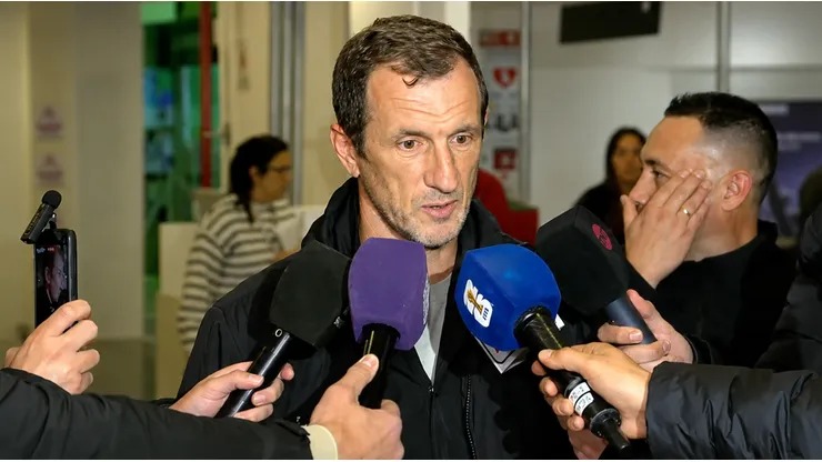 Rodolfo Arruabarrena, brindando declaraciones a los periodistas que lo esperaron en el Aeropuerto de Ezeiza. (Foto: Bolavip)