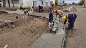 Roca acelera los trabajos de pavimentación en el conector vial de calle Güemes