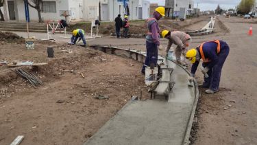 Roca acelera los trabajos de pavimentación en el conector vial de calle Güemes