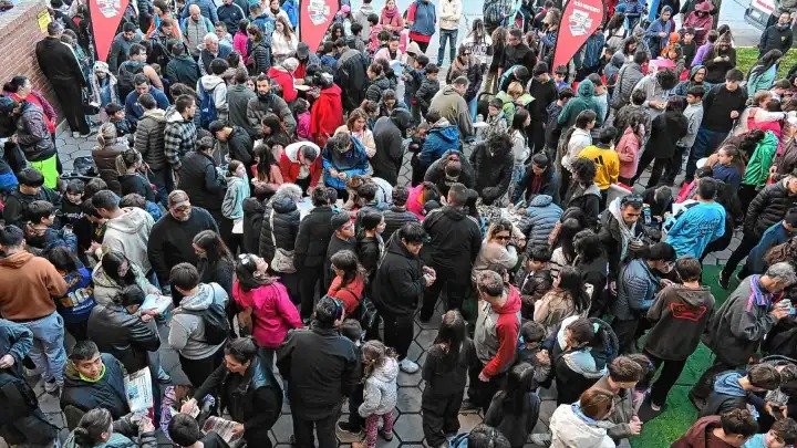 La gran convocatoria de la jornada de intercambio de figuritas del último domingo. (Foto: Archivo - Juan Thomes)