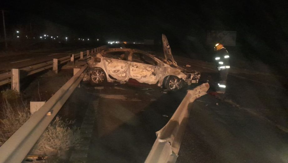 Dramático accidente en Ruta 22: un auto se incendió y un hombre murió atrapado - Image 1