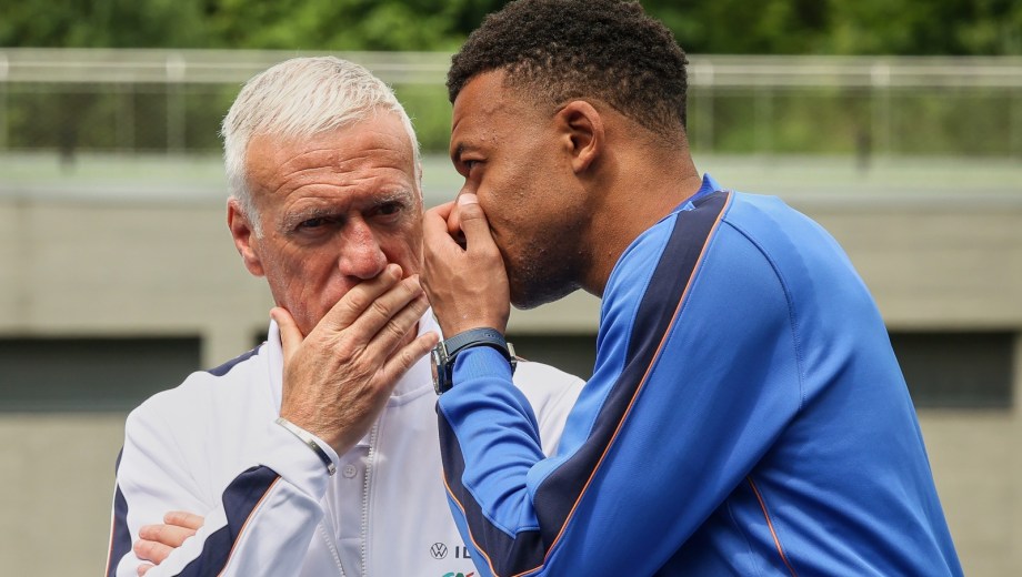 Deschamps y Mbappé, una dupla que ya jugó dos finales. (Foto: AP)