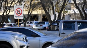 «Misión imposible»: el dilema para estacionar en Viedma, donde el 66% de los habitantes se mueve en auto