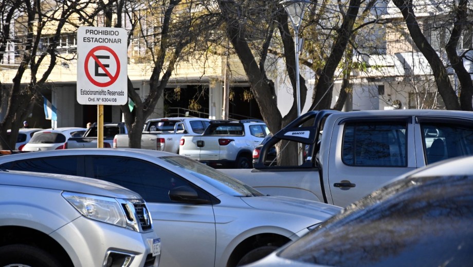 En Viedma circulan cerca de 38.000 vehículos y el sistema medido cuenta con 5.018 espacios. Foto: Marcelo Ochoa.