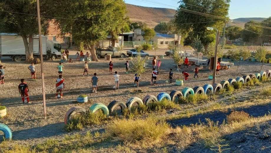Unos 62 chicos, de 3 a 14 años, forman parte de la escuela de fútbol "El Barrio". Foto: gentileza