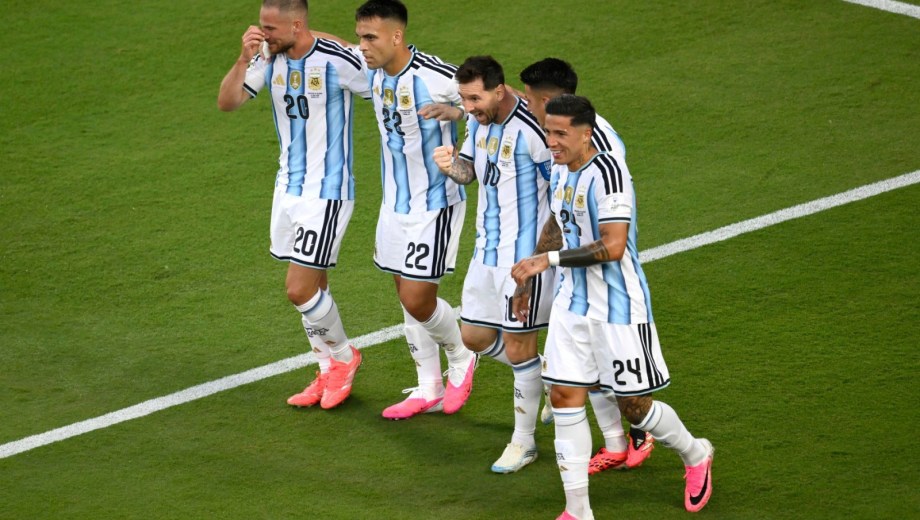 El festejo de los jugadores argentinos tras el tanto de Messi ante Argelia.