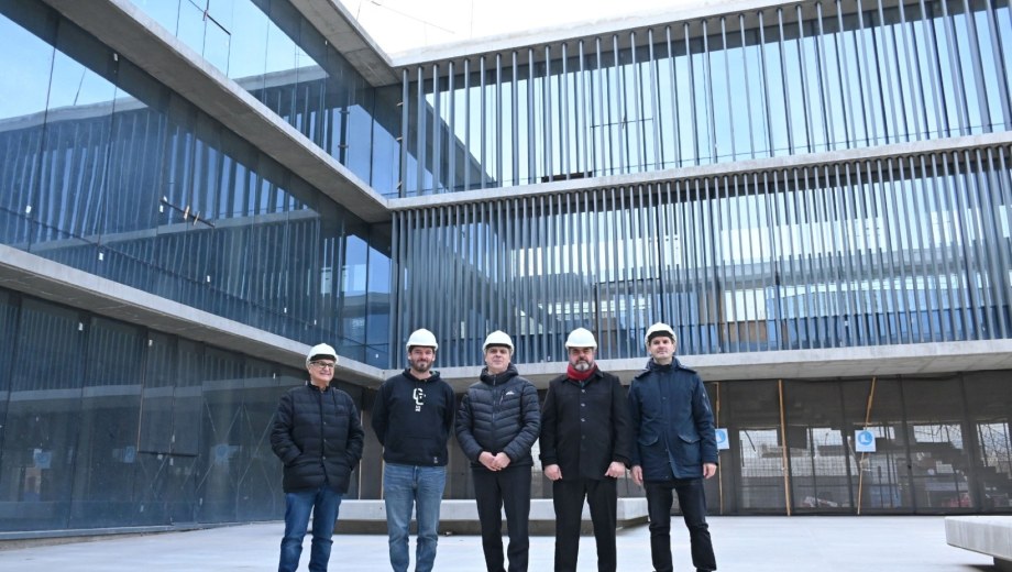 El recorrido de la obra contó con la presencia del presidente y autoridades del STJ, del intendente de Cipolletti y de la constructora. Foto: Flor Salto. 