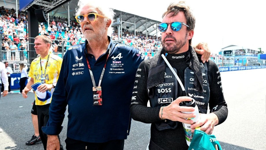¡Cuánta historia entre ambos! Briatore y Alonso, una dupla ganadora en el milenio pasado. 