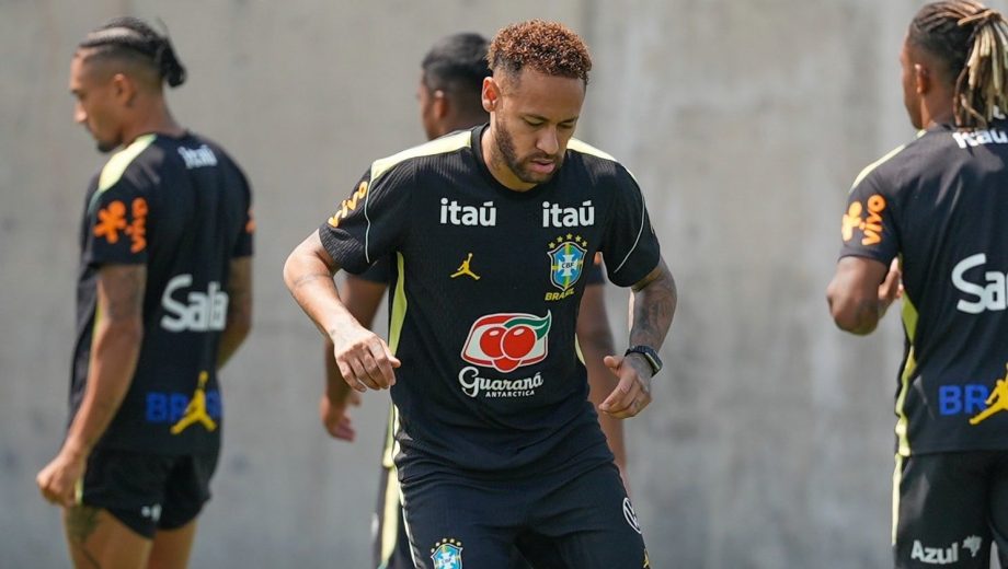 Primer entrenamiento del delantero con sus compañeros. 