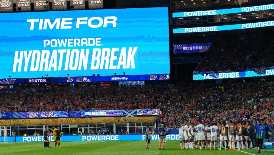 El "cooling break" y su respectivo auspicio en la pantalla gigante. (Foto: AP)
