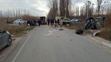 Impactante choque entre dos camionetas en Roca este lunes: fue en Chacramonte, hay al menos siete heridos