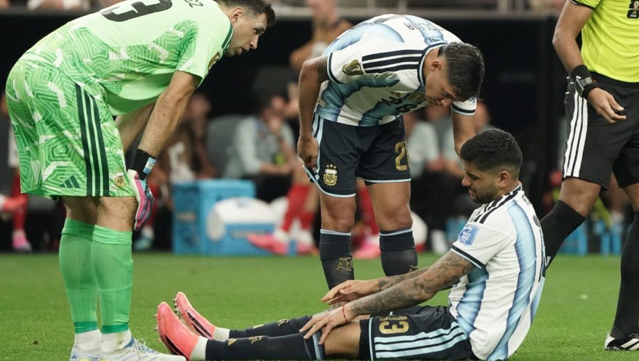 Cuti Romero salió lesionado en el partido contra Austria. (Foto: Juano Tesone - Clarín Fotografía)