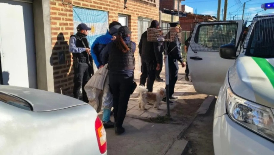 Efectivos de la Comisaría 38° encontraron armas ocultas en una vivienda del barrio Nehuen. Foto: gentileza.