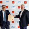 Imagen de YPF sella acuerdo para que las hamburgesas de McDonald´s lleguen a todo el país