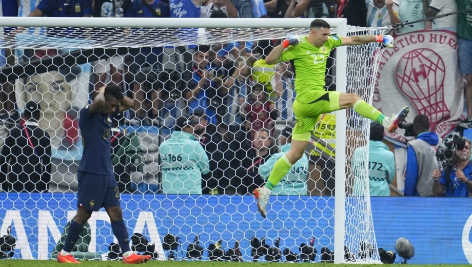Dibu Martínez, amo y dueño de las tandas de penales desde su irrupción en la Selección Argentina en la Copa América 2021. (Foto: AP)
