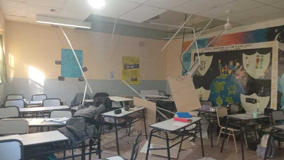 Técnicos del área de Infraestructura Escolar se trasladaron al establecimiento para verificar qué ocurrió. Foto: gentileza.