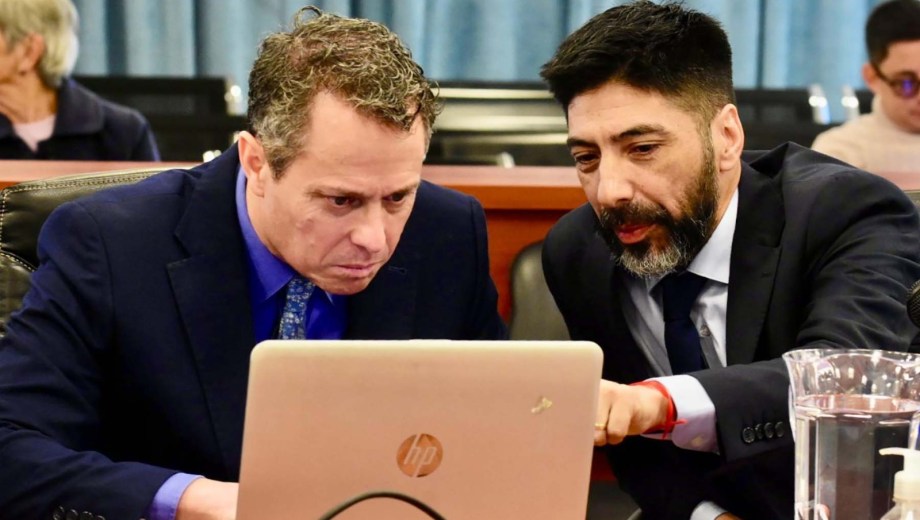 Alfredo Cury será el primero en exponer. Lo asiste el defensor público Juan Pablo Piombo. Foto Matías Subat.