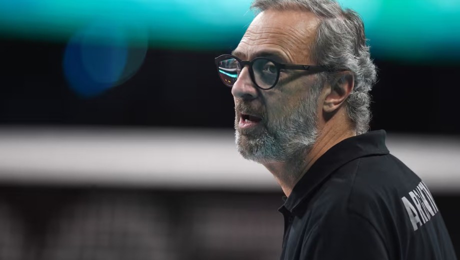 Se destacó como entrenador de la selección nacional masculina y femenina.