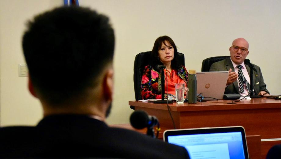 El abogado frente a Deiub y Sommer, dos de los jueces del Tribunal de Impugnación. Foto Matías Subat.