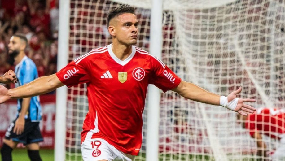 Rafael Santos Borré, centrodelantero de Inter de Porto Alegre, está muy cerca de regresar a River a sus 30 años.