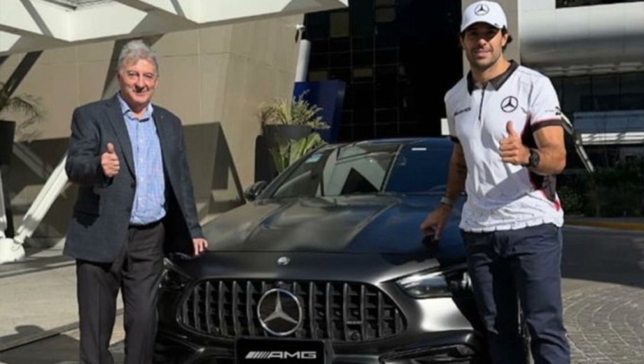 Daniel Herrero, presidente de Prestige Auto, presentando a Manu como flamante nuevo integrante del team. 