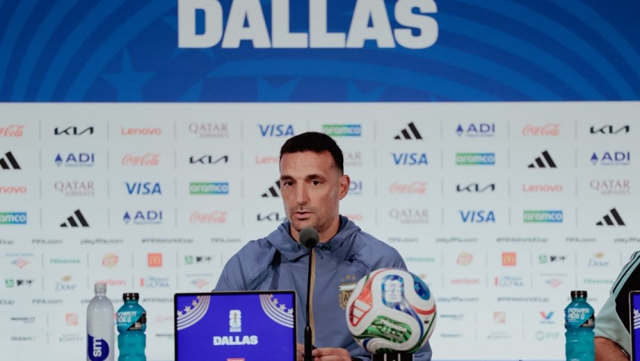 Lionel Scaloni brindó una conferencia de prensa en el AT&T Stadium de Dallas en la previa al duelo ante Jordania. (Foto: @Argentina)