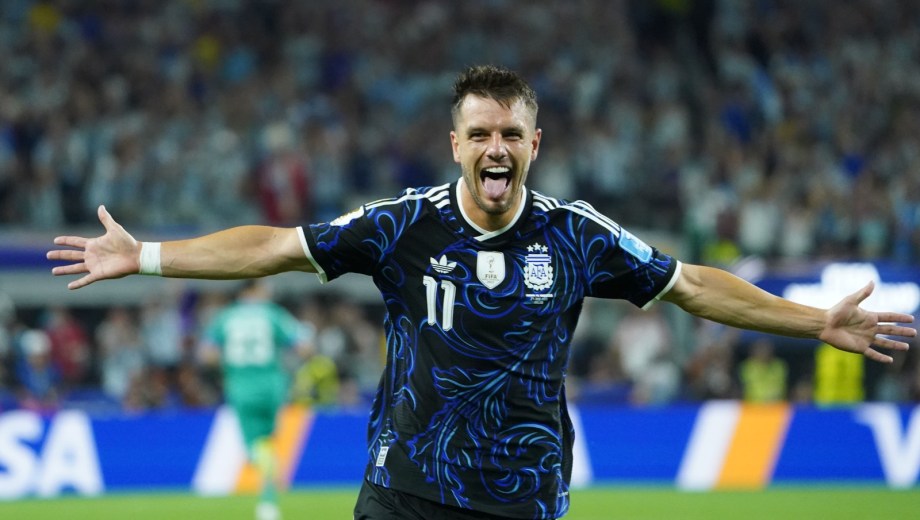 Lo Celso metió un golazo de tiro libre para el 1 a 0 de Argentina ante Jordania. (Foto: Juano Tesone - Clarín Fotografía)