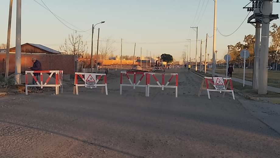 Recomiendan a los conductores y peatones circular con precaución por el sector. Foto: Municipalidad de Roca.
