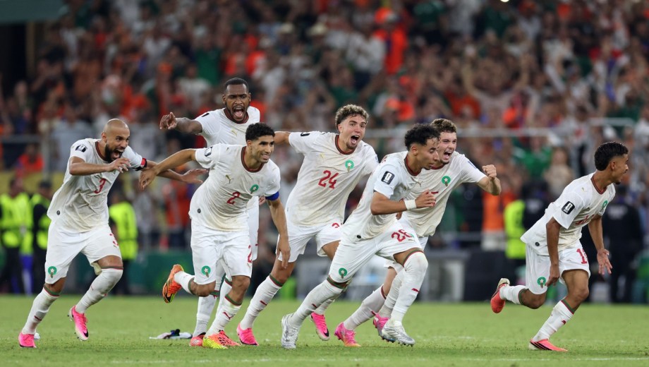 Marruecos ganó 3 a 2 en los penales después del empate 1 a 1 con Países Bajos y pasó a octavos. (Foto: AP)